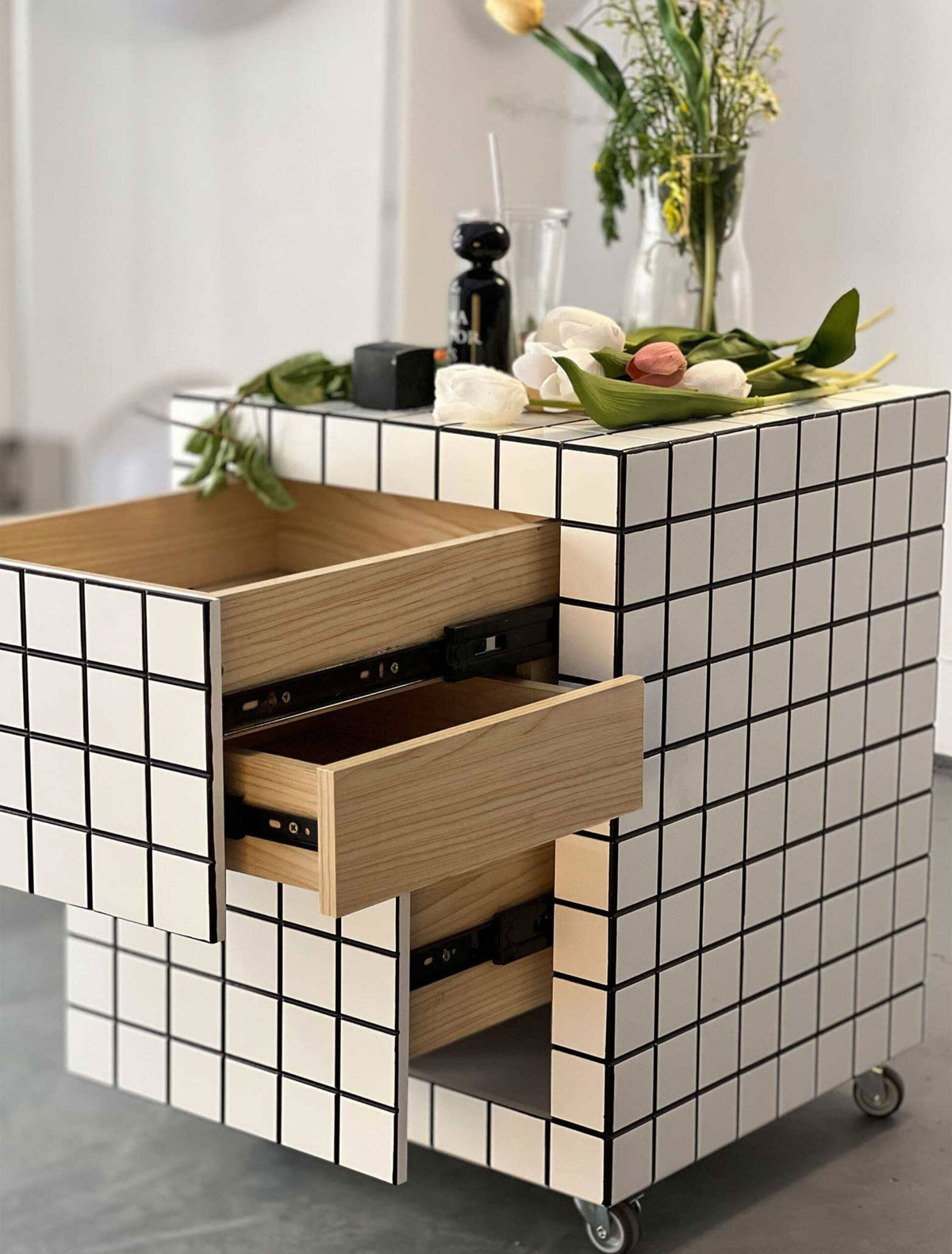 โต๊ะข้างตกแต่งบ้าน - Secret Drawer Side Table