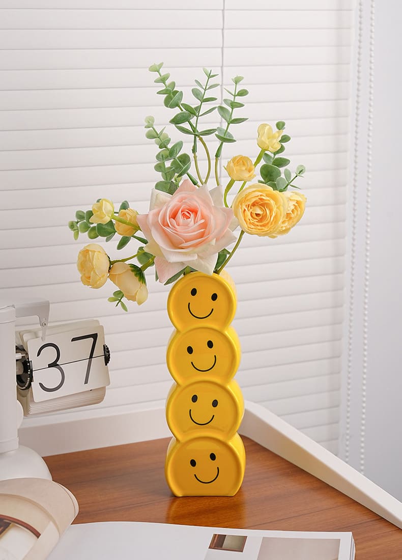 แจกันดอกไม้ตกแต่งบ้าน - Smiley Designed Decor Vase