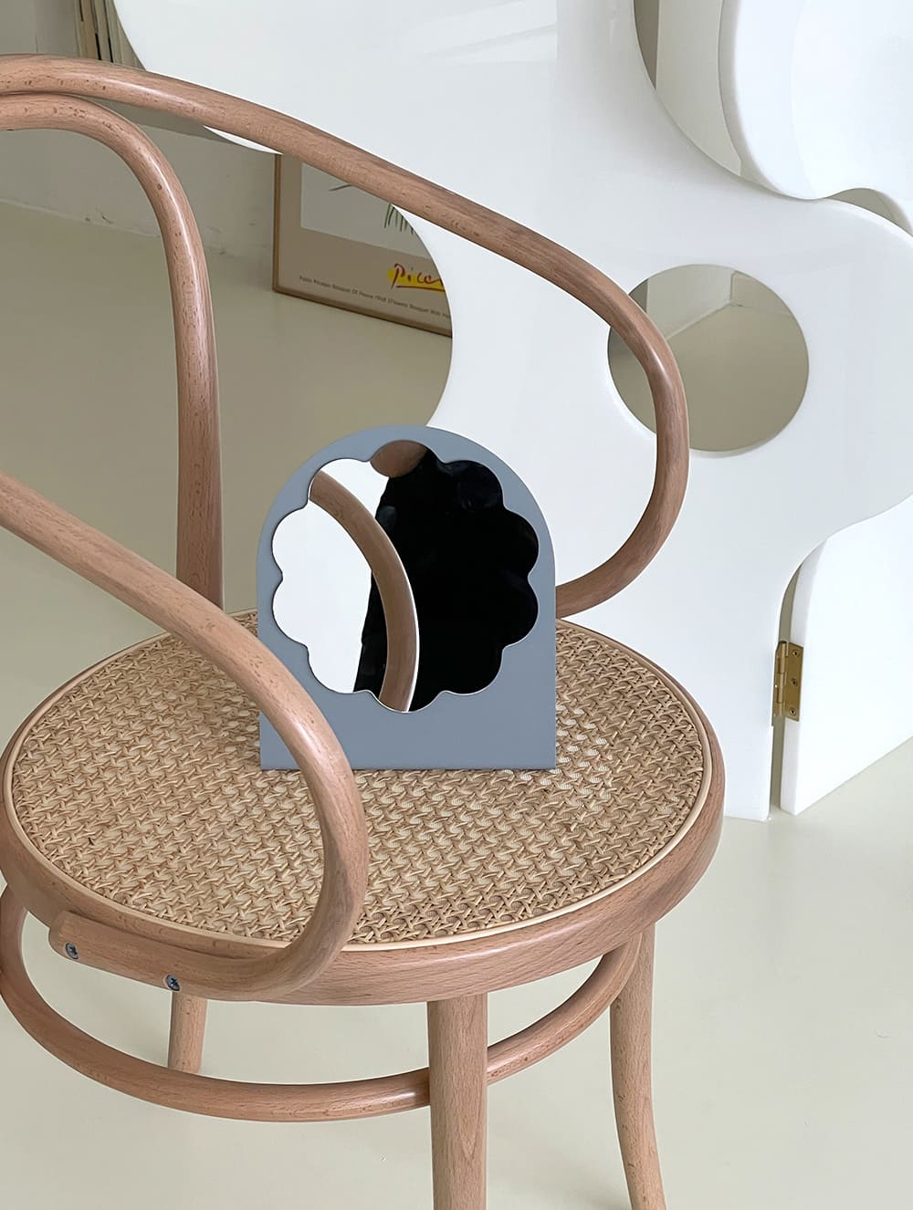 กระจกแต่งหน้าตั้งโต๊ะ - Flower Designed Decor Mirror